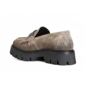 MOCASSINO CON FRANGIA E ACCESSORIO IN PELLE SCAMOSCIATA